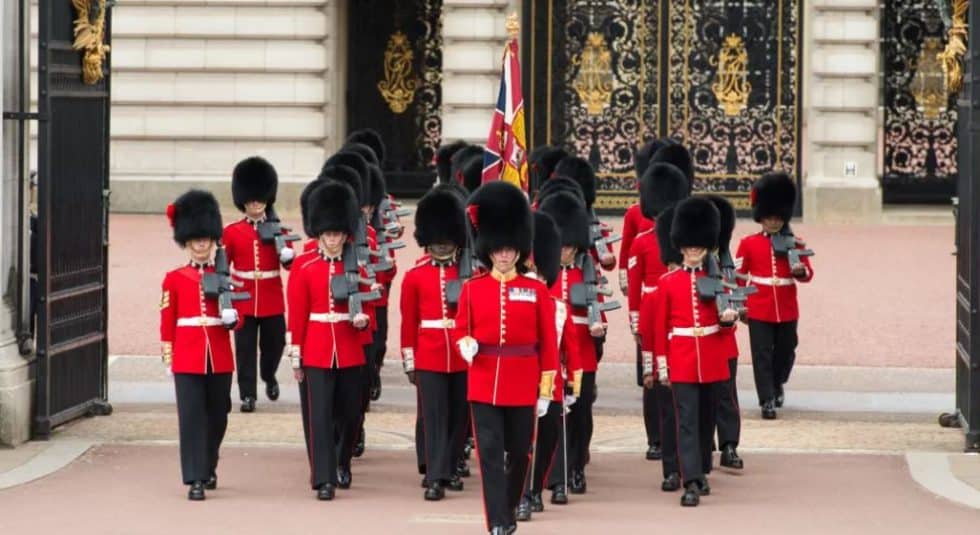 Why do the queen's guards wear such tall hats? - NAUMD, Network ...